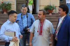 Творча група з Буковини відправилась в зону АТО Творча група з Буковини відправилась в зону АТО