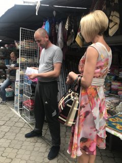 Чернівецькі податківці продовжують роз’яснювальну роботу на ринках Чернівецькі податківці продовжують роз’яснювальну роботу на ринках