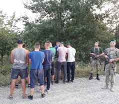 На кордоні прикордонникам пострілами довелось зупиняти правопорушників На кордоні прикордонникам пострілами довелось зупиняти правопорушників