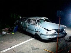 Трагічне ДТП на Буковині: один пасажир загинув, двоє братиків - госпіталізовані Трагічне ДТП на Буковині: один пасажир загинув, двоє братиків - госпіталізовані