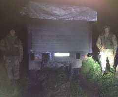 Вантажівку, нашпиговану сигаретами, та групу ймовірних контрабандистів затримали правоохоронці поблизу кордону Вантажівку, нашпиговану сигаретами, та групу ймовірних контрабандистів затримали правоохоронці поблизу кордону