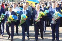 НАД БУКОВИНСЬКОЮ ЗЕМЛЕЮ УРОЧИСТО ЗАМАЙОРІВ СИМВОЛ УКРАЇНСЬКОЇ ДЕРЖАВНОСТІ – СИНЬО-ЖОВТИЙ СТЯГ НАД БУКОВИНСЬКОЮ ЗЕМЛЕЮ УРОЧИСТО ЗАМАЙОРІВ СИМВОЛ УКРАЇНСЬКОЇ ДЕРЖАВНОСТІ – СИНЬО-ЖОВТИЙ СТЯГ