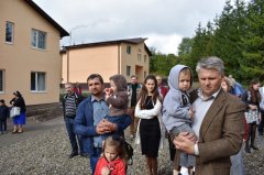 Три буковинських багатодітних сім’ї усиновлювачів отримали житло європейського ґатунку Три буковинських багатодітних сім’ї усиновлювачів отримали житло європейського ґатунку