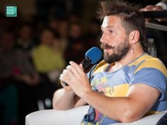 Путін параноїдально боїться смерті, боїться замаху. Він скрізь літає зі своєю їжею, зі своїми кухарями і машинами Путін параноїдально боїться смерті, боїться замаху. Він скрізь літає зі своєю їжею, зі своїми кухарями і машинами