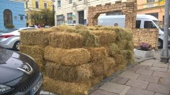 У Чернівцях до Ратуші навезли багато сіна. Щось буде... У Чернівцях до Ратуші навезли багато сіна. Щось буде...