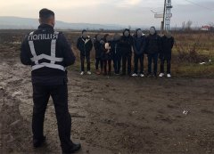 Черговий канал переправлення 8 нелегальних мігрантів поліцейські блокували на Буковині Черговий канал переправлення 8 нелегальних мігрантів поліцейські блокували на Буковині
