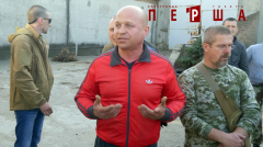 Маршрутника, який невдало пожартував над мамою загиблого АТОвця, повезли на могилу Героя Маршрутника, який невдало пожартував над мамою загиблого АТОвця, повезли на могилу Героя