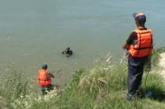 У Чернівецькій області знайшли тіло чоловіка у Дністрі У Чернівецькій області знайшли тіло чоловіка у Дністрі
