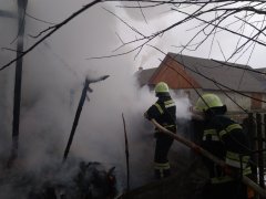 Через спалювання сміття на Кельменеччині згоріла господарська будівля Через спалювання сміття на Кельменеччині згоріла господарська будівля
