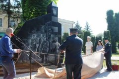 У ЧЕРНІВЦЯХ ВІДКРИЛИ ПАМ’ЯТНУ СТЕЛУ «ПРИКОРДОННИКАМ УСІХ ПОКОЛІНЬ» У ЧЕРНІВЦЯХ ВІДКРИЛИ ПАМ’ЯТНУ СТЕЛУ «ПРИКОРДОННИКАМ УСІХ ПОКОЛІНЬ»