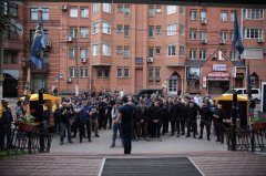 "Спалити не можна, а шкода!" У Києві заблокували телеканал "Інтер" "Спалити не можна, а шкода!" У Києві заблокували телеканал "Інтер"